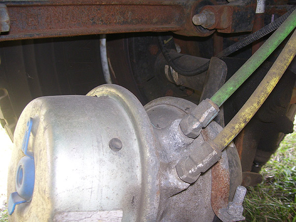 Side View Of Rear Brake Chamber & Airlines